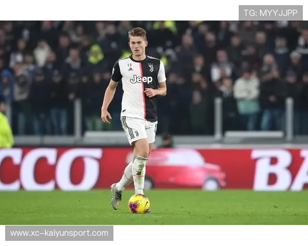 德里赫特与后防线对接的传球路线演练曝光